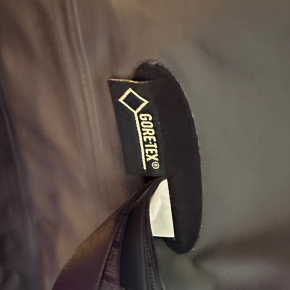 Marmot Gore Tex Women's Black Hooded Rain Jacket, Size Small, Like New - Picture 12 of 13